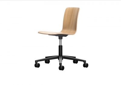 Vitra Hal Ply Studio Drehstuhl mit Holzschale und schwarzem Drehfuß auf Rollen.